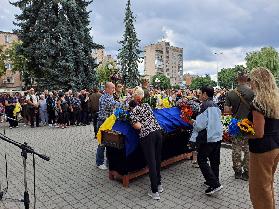 «Мамуль, не переживай, у медиків найменше шансів загинути на війні»: на Волині попрощались з Героєм Віталієм Кухарчуком