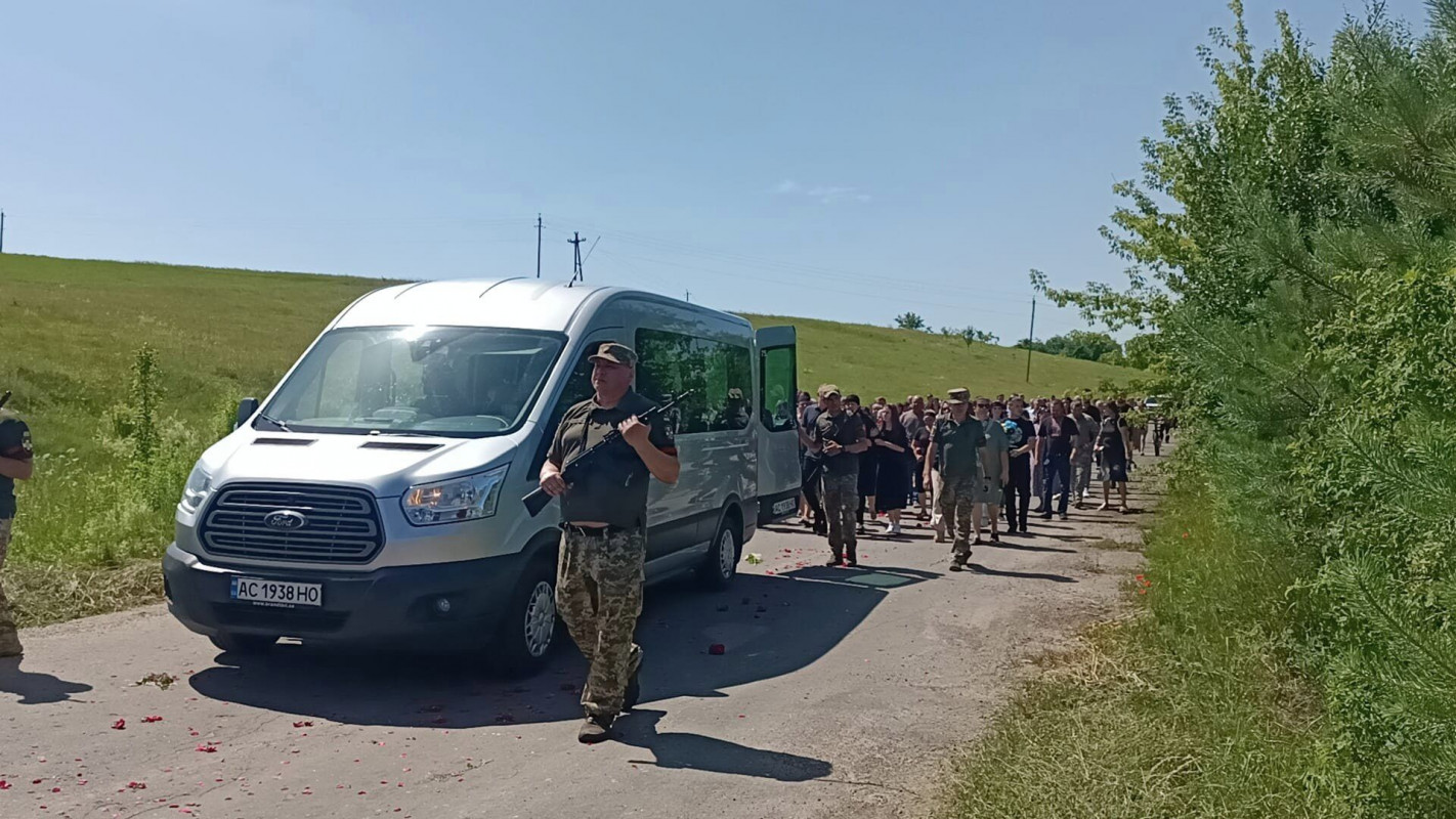 Син втратив батька: на Волині прощались з Героєм Миколою Генелюком