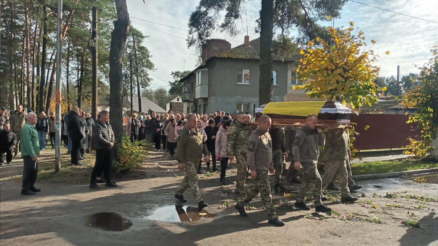 На Волині все село прийшло на поховання Героя Володимира Карпука, якого вважали зниклим безвісти. Фото