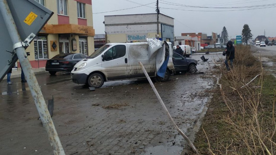 Масштабна аварія під Луцьком: зіткнулися декілька автомобілів