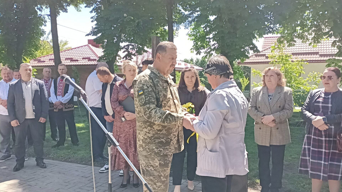 Загинув від осколкового поранення: дружині Героя з Луцького району вручили його посмертну нагороду