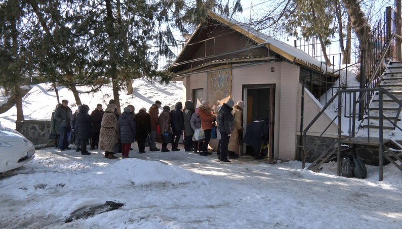 Готують щодня: як працює благодійна їдальня у підземеллі в центрі Луцька