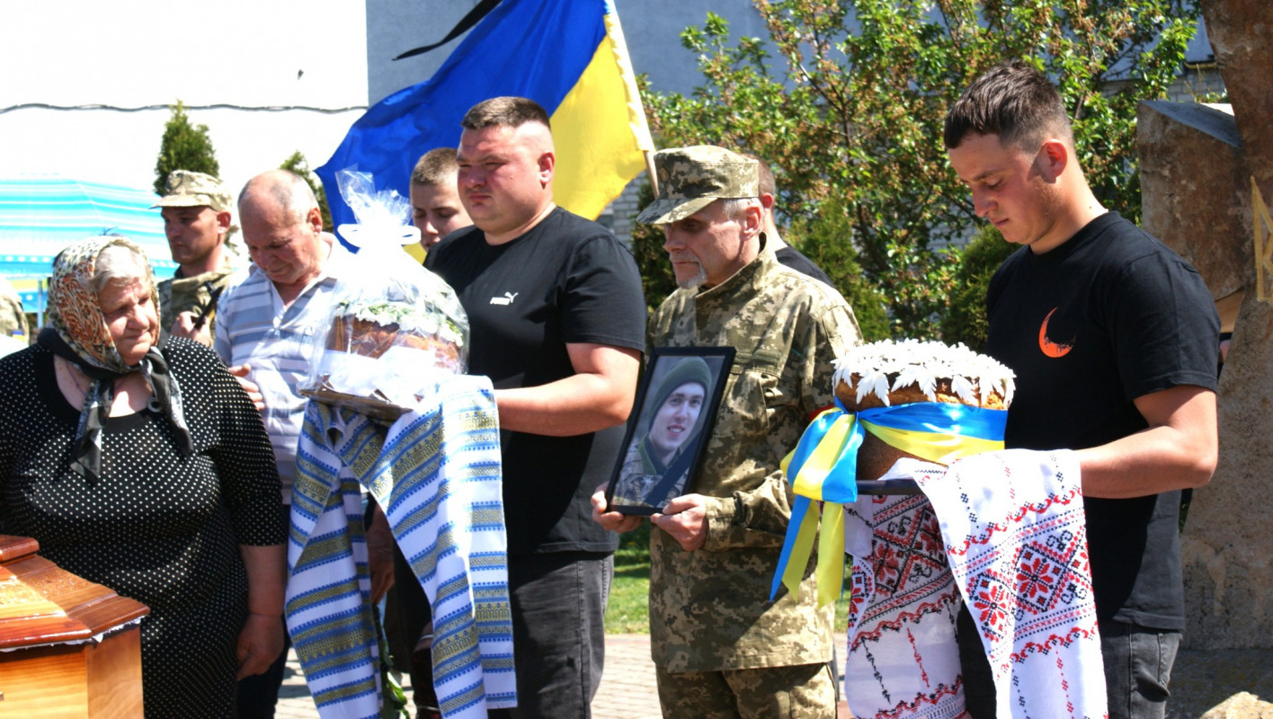 Після 789 днів очікування: на Волині провели в останню дорогу 21-річного Героя Івана Бречка