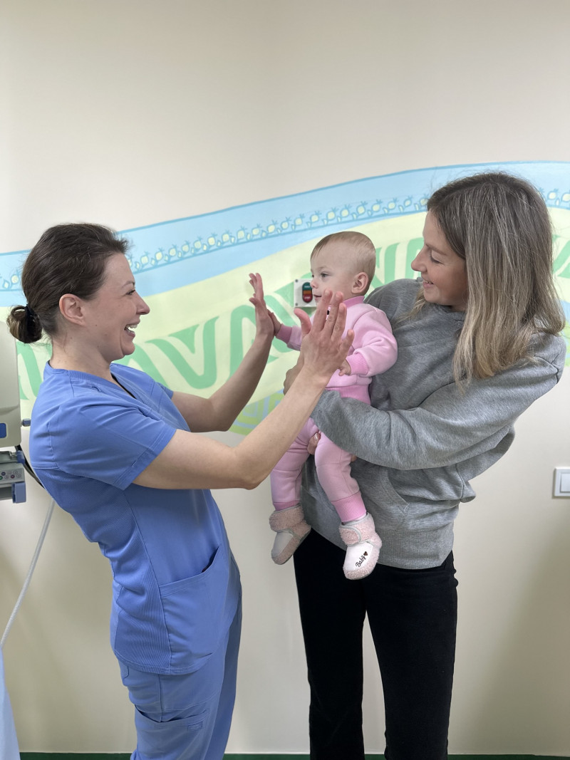У Луцьку медики виходили немовля, що народилося з вагою 550 грамів: нині дівчинці виповнився рік