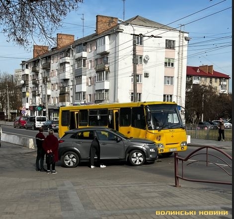 ДТП у Луцьку: легковик зіткнувся з маршруткою