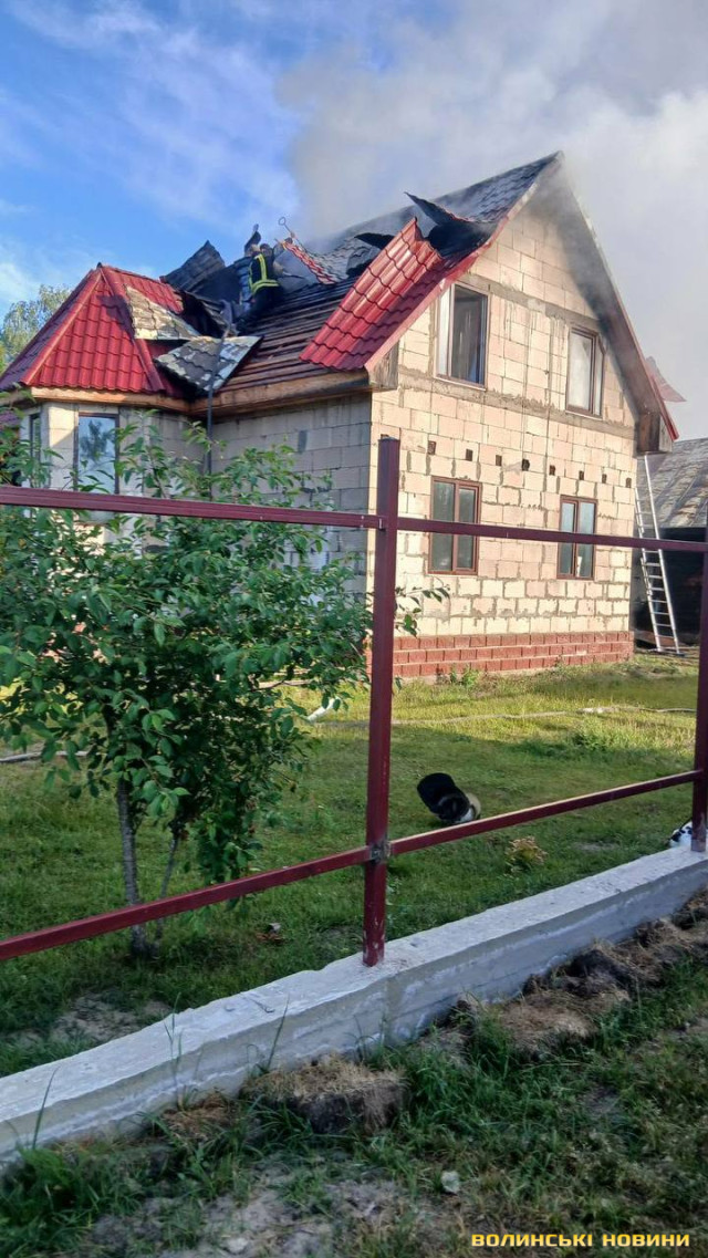 «Не залишилося нічого»: на Волині багатодітна сім’я втратила два будинки через пожежу