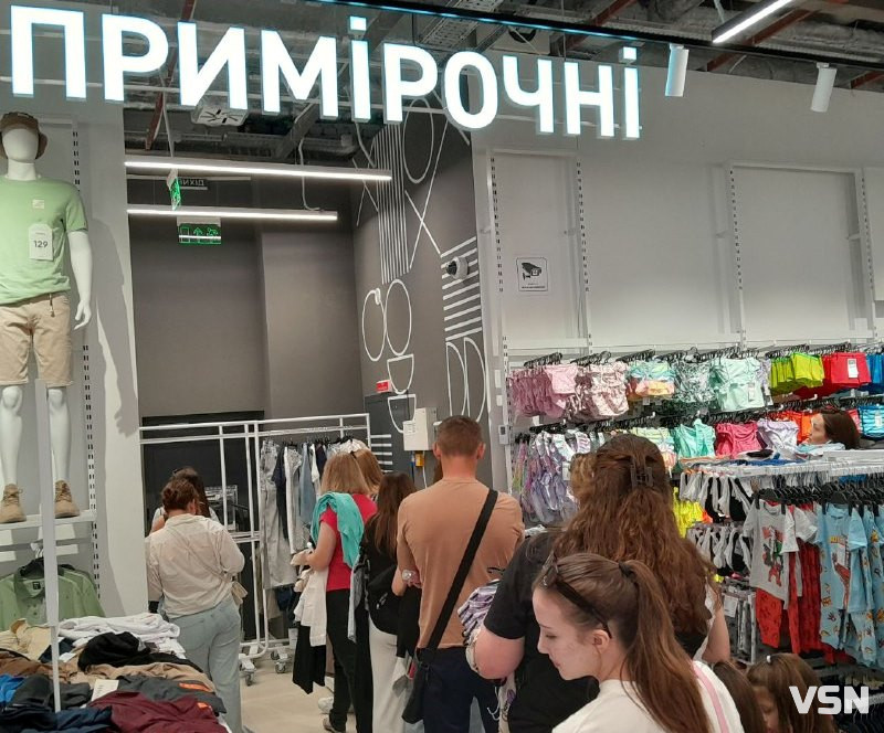 Величезні черги і купа людей: у Луцьку відкрили ще один магазин «Sinsay»