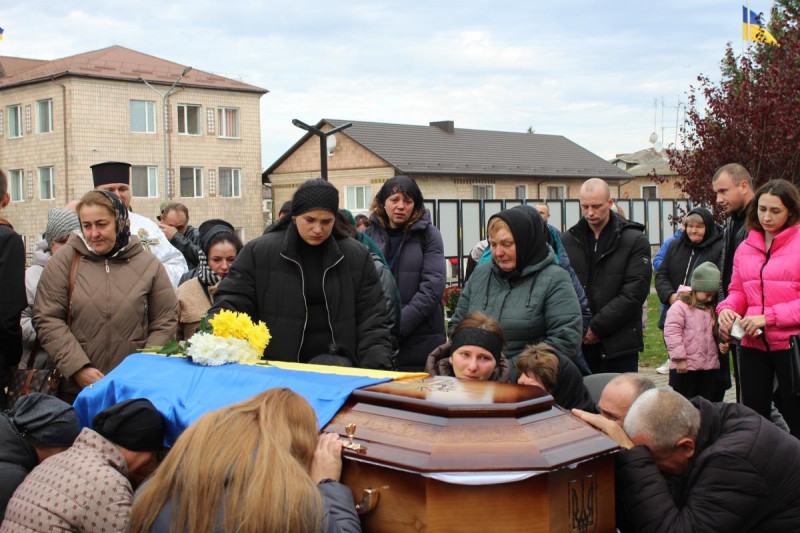 Маленький син ніколи більше не побачить тата: на Волині попрощалися з Героєм Миколою Мясковським