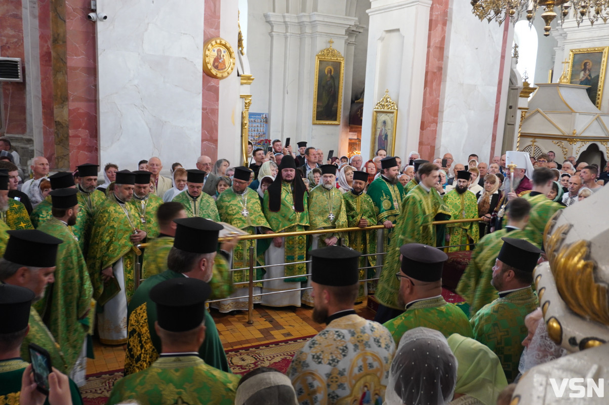 Хресна хода і спільна молитва: як минула літургія за участі Епіфанія у Луцьку. Фоторепортаж