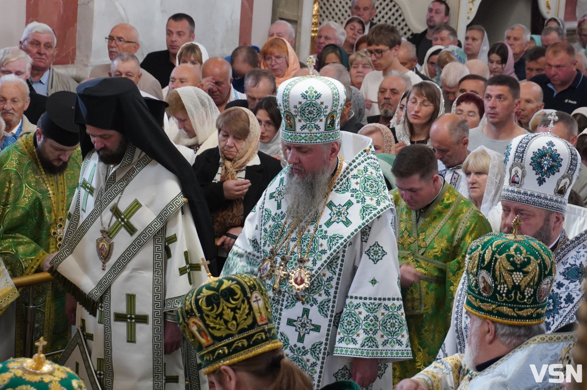 Хресна хода і спільна молитва: як минула літургія за участі Епіфанія у Луцьку. Фоторепортаж