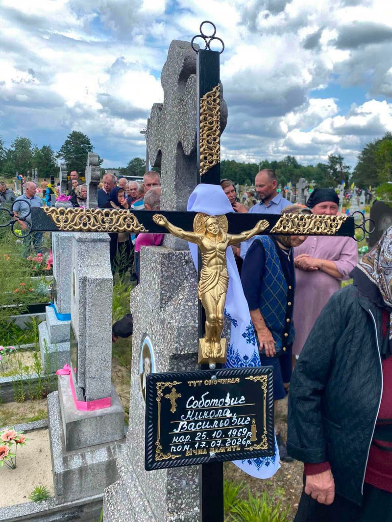 «На щиті» повернувся додому: на Волині поховали Героя Миколу Соботовича