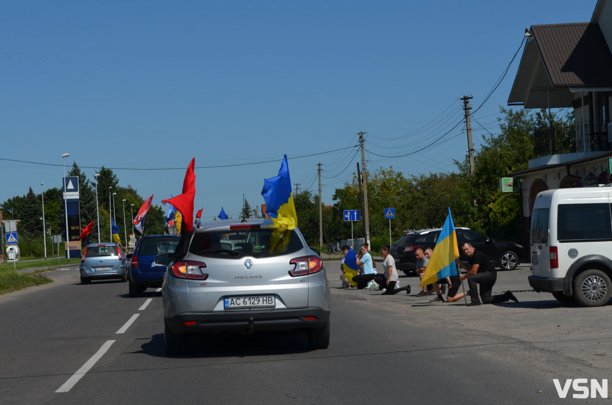 Сотні людей, прапори та квіти: востаннє додому повернувся Герой з Волині Степан Павлович