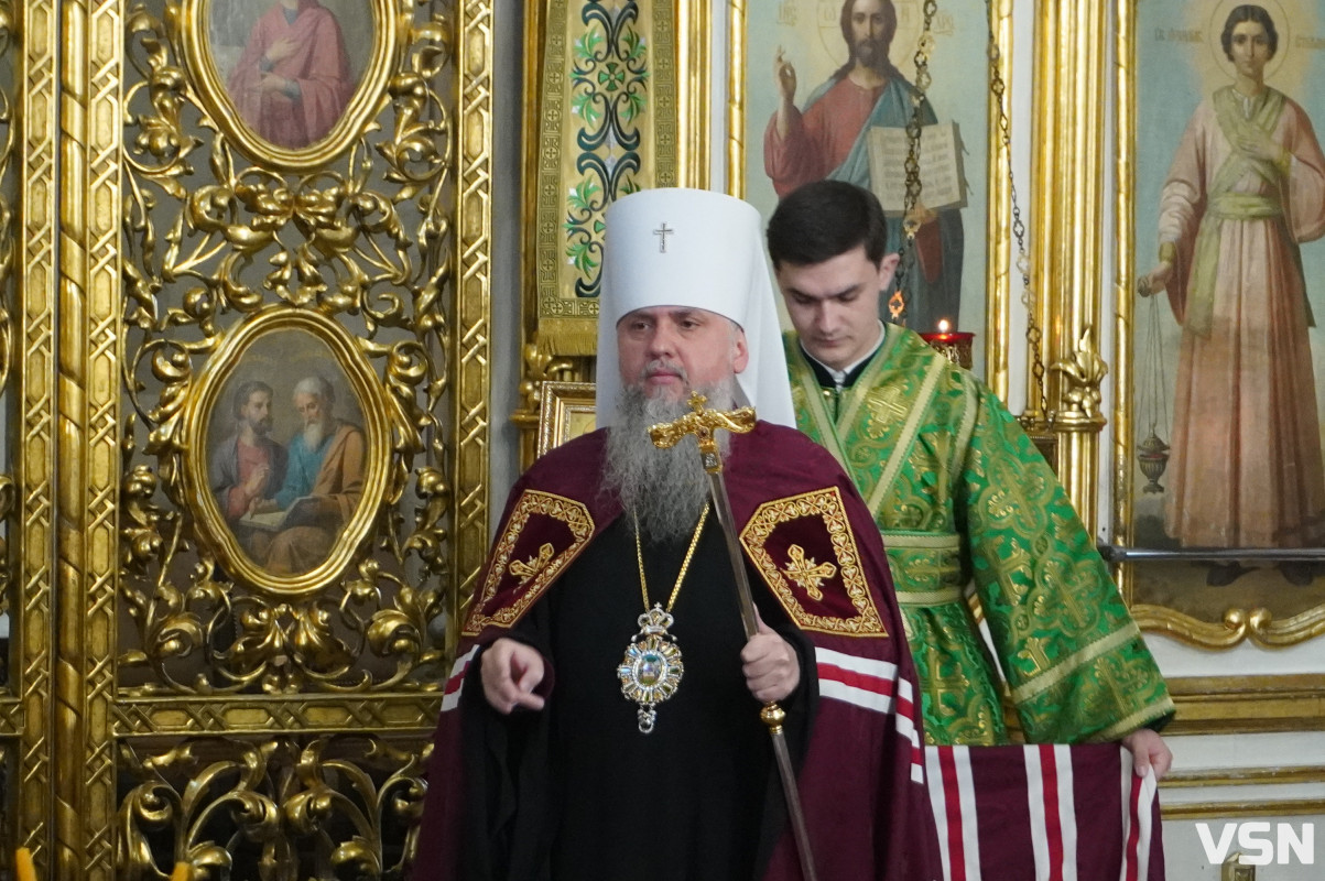 Хресна хода і спільна молитва: як минула літургія за участі Епіфанія у Луцьку. Фоторепортаж
