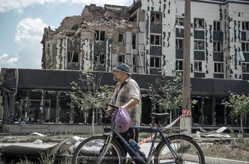 Фотограф з Луцька показав, як Покровськ оговтується після ракетного удару по багатоповерхівці