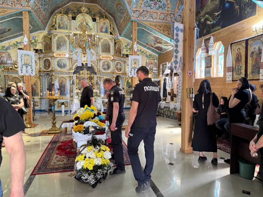 На Волині в останню дорогу провели поліцейського Миколу Сидорука