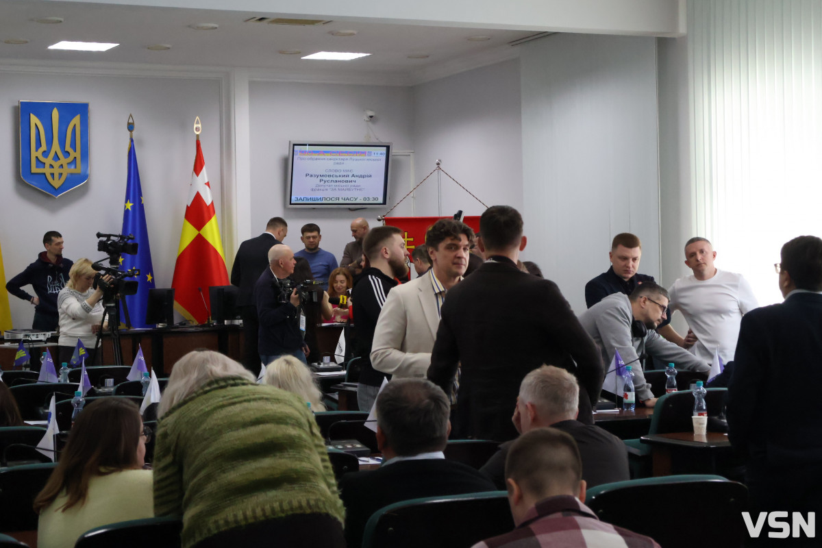 Флешмоб «Шкарпетуйся» і кадрові рішення: що відбулося на 90-й сесії Луцької міськради. Фоторепортаж