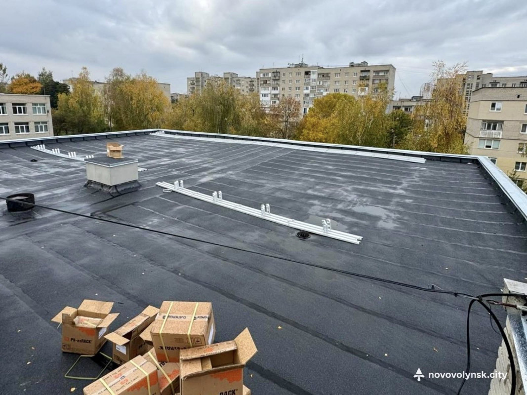 У Нововолинському ліцеї встановлюють сонячні панелі вартістю понад 121 тисяча євро