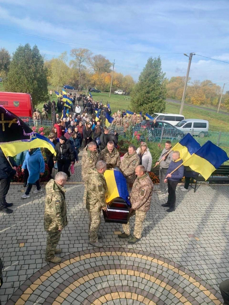 Коровай ділили на кладовищі: на Волині попрощалися з 22-річним Героєм Максимом Гуменюком