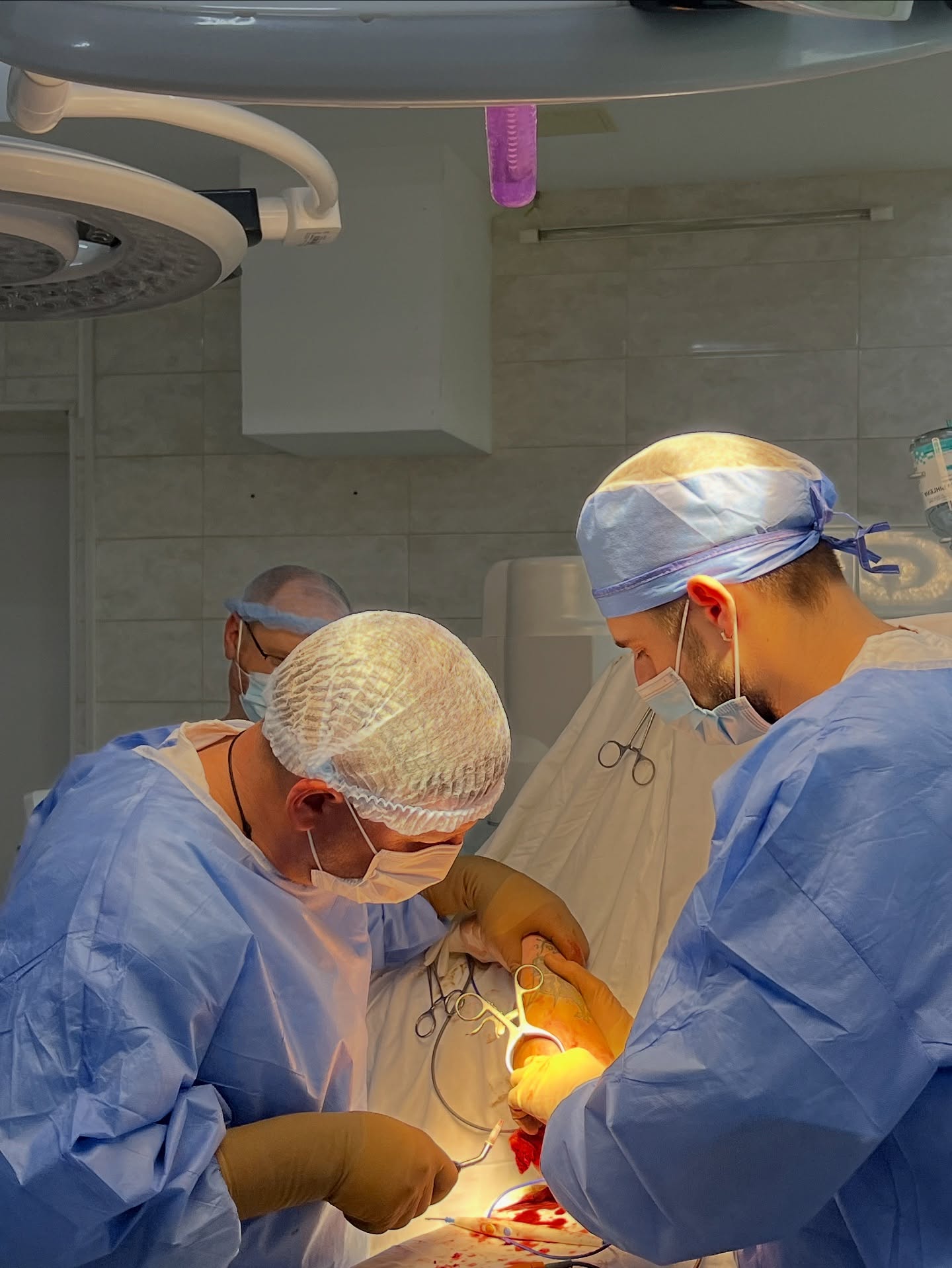 На Волині медики врятували чоловіка з тяжкою травмою ліктів після падіння з висоти