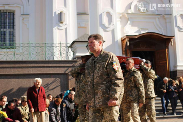 Назавжди 37-річний: у Луцьку попрощалися із Героєм Олександром Мартинюком