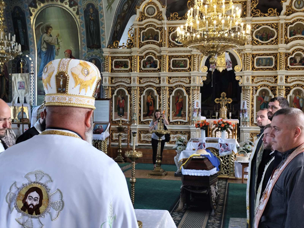 Овдовіла дружина, без батька залишилися дві донечки: на Волині попрощались з Героєм Віктором Галабурдою