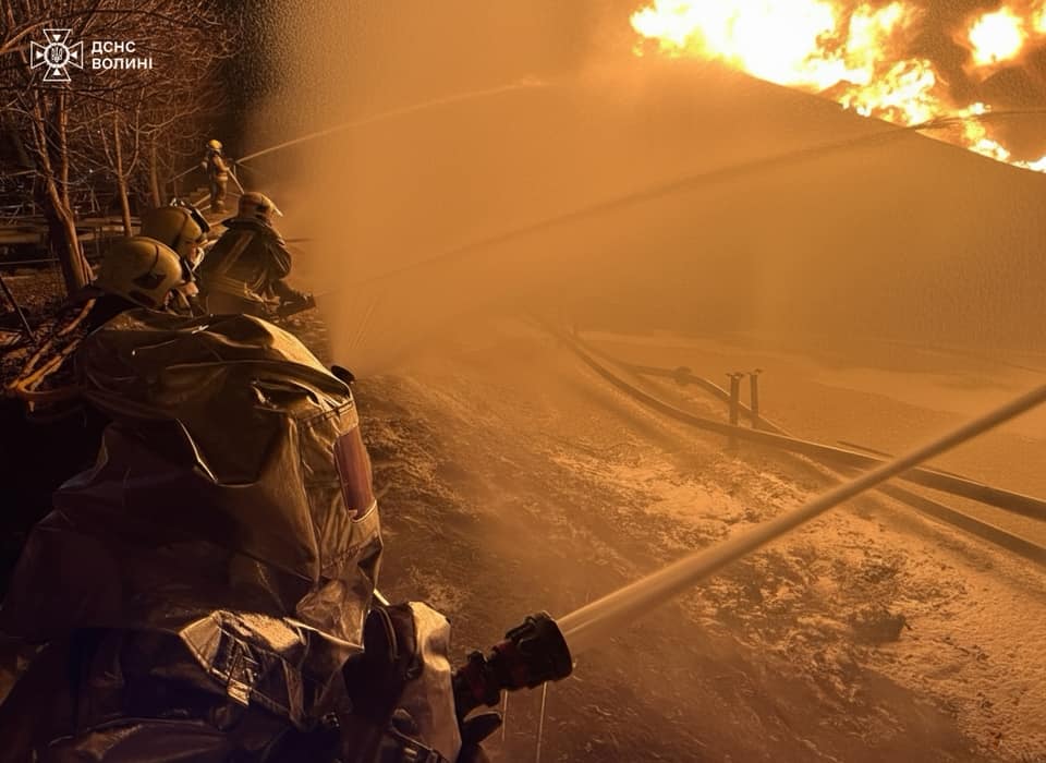 З'явилися фото з наслідками нічної російської атаки у Луцьку та Ковелі