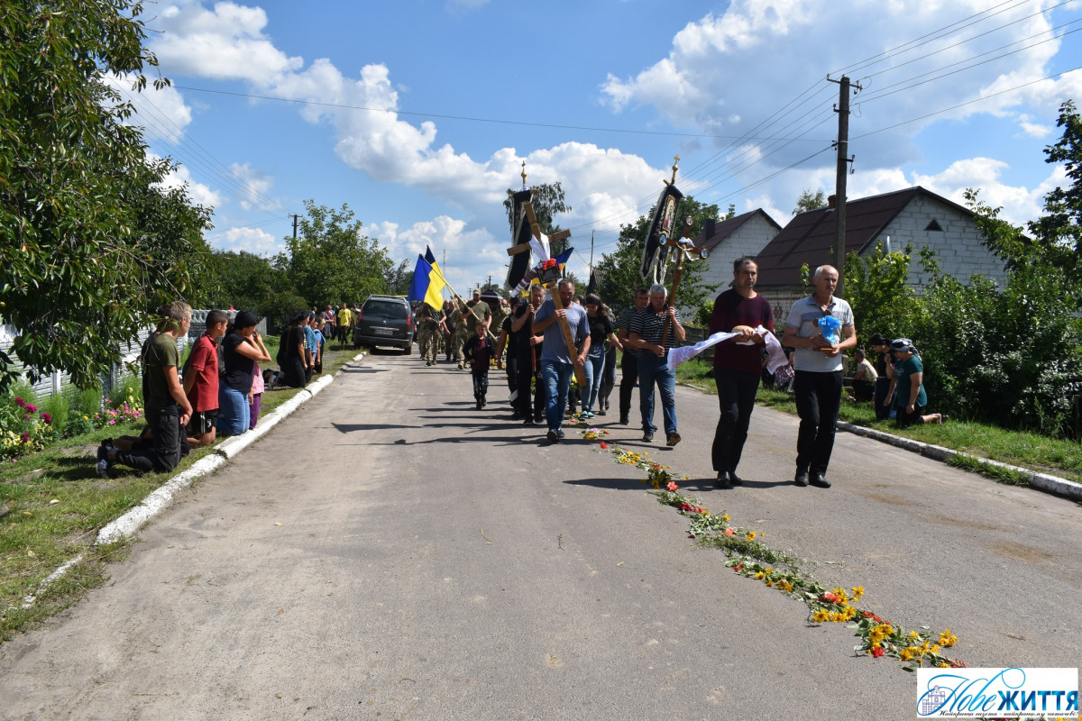 Осиротіло четверо дітей: на Волині попрощалися з Героєм Василем Журиком. Фото