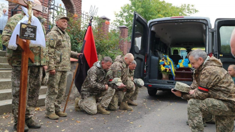 Понад рік і сім місяців невідомості: на Волині провели в останню путь Героя Івана Міневича