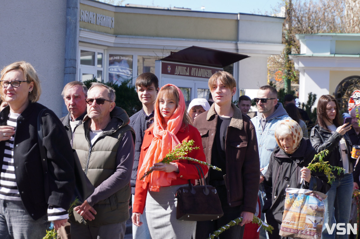Сотні вірян прийшли освячувати вербу у головний собор Луцька. Фоторепортаж
