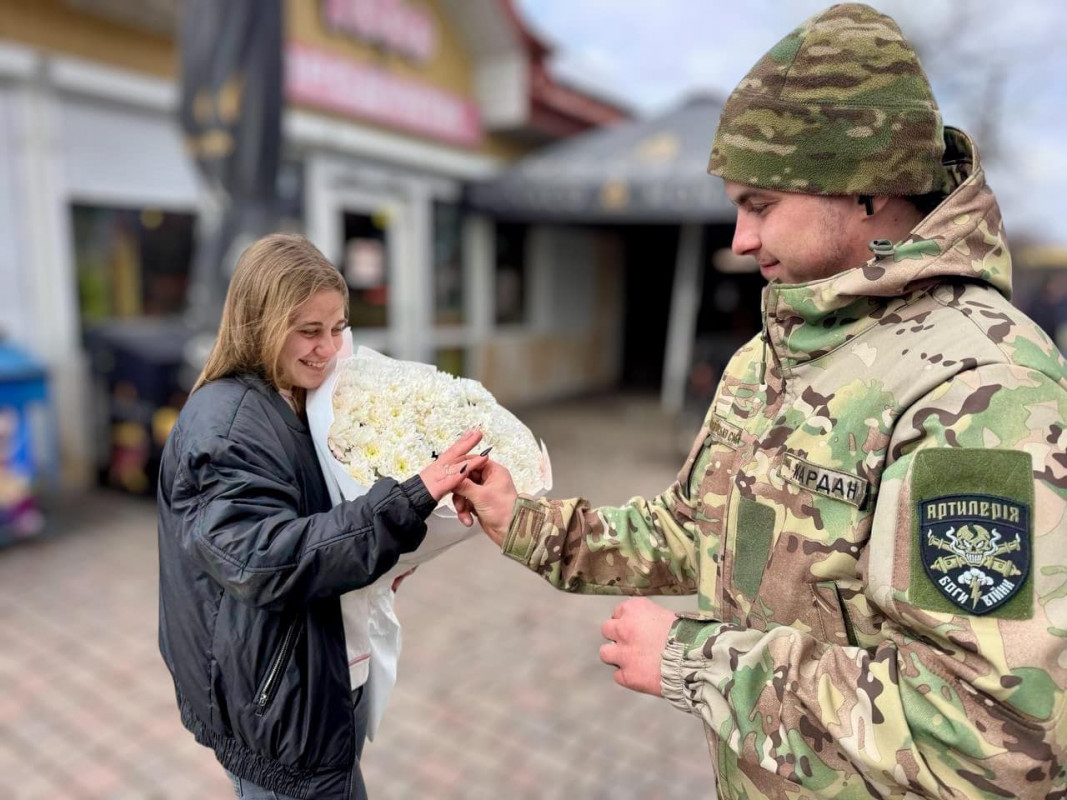 Зупинили, щоб зробити щасливою: на Волині поліцейські допомогли військовому освідчитися коханій