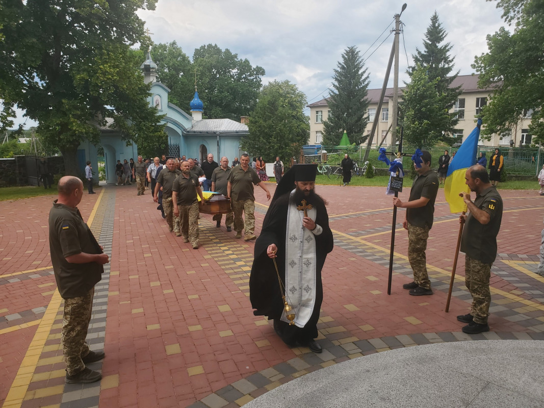 Дві доньки втратили батька: на Волині попрощалися з Героєм Владиславом Герасименком, який поліг на війні понад півтора року тому