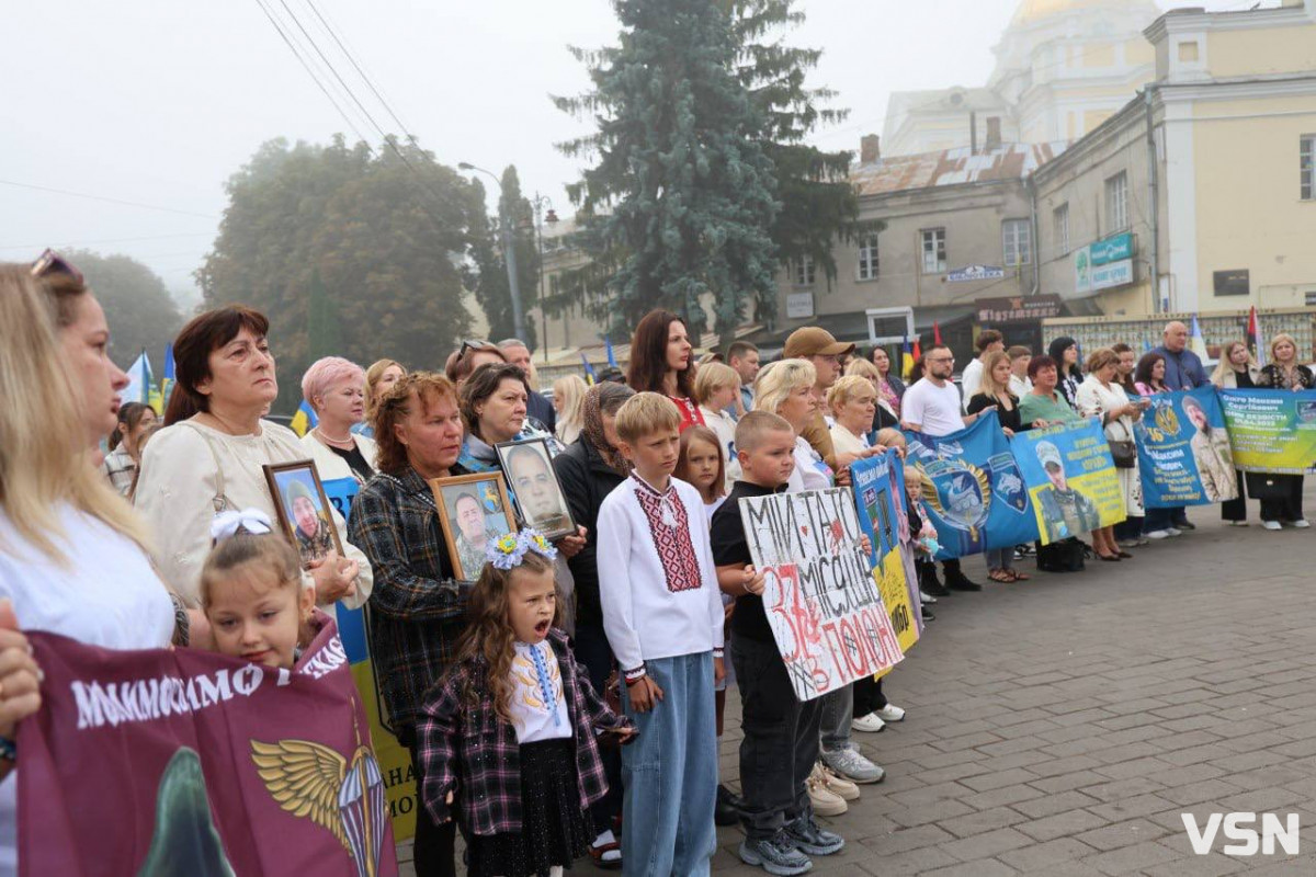 У Луцьку відкрили фотостенд «Живемо з надією. Пам’ятаємо. Чекаємо» зі світлинами безвісти зниклих воїнів