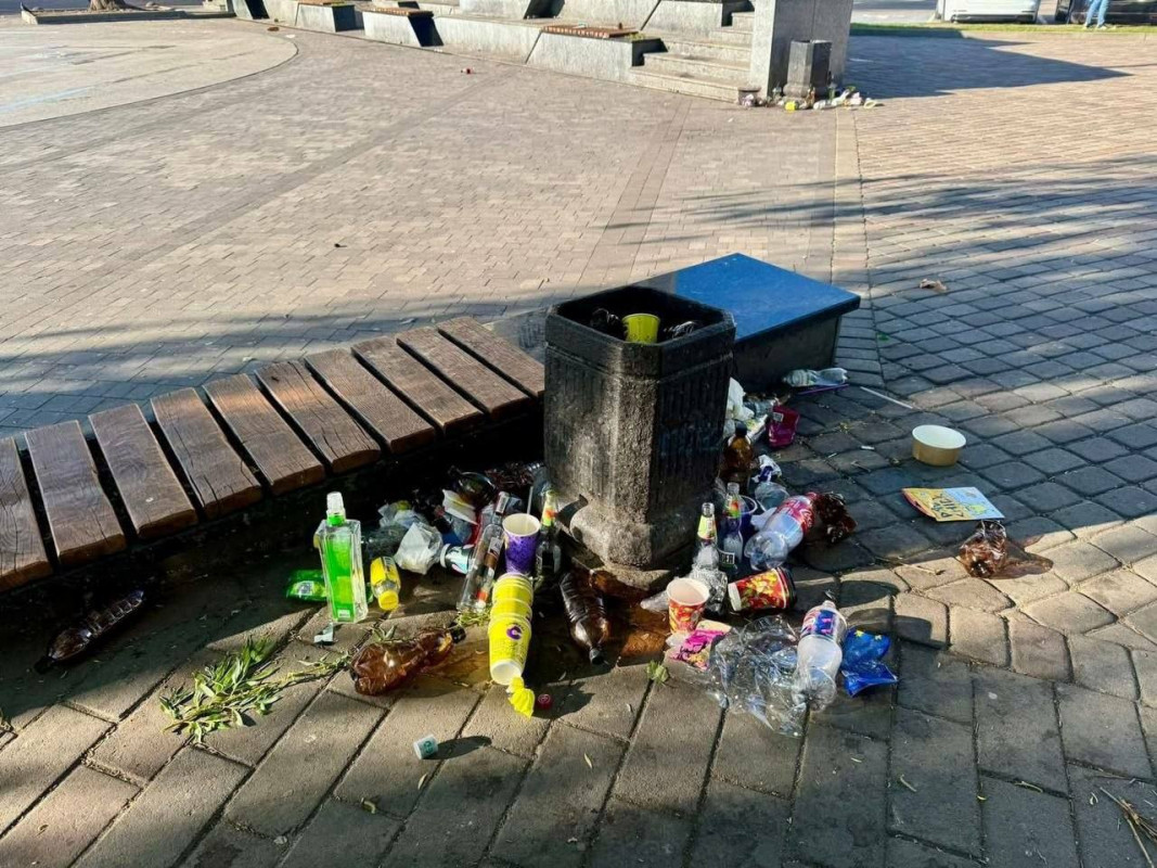 Гори сміття після вечірніх гулянь: що відбувається на Театральному майдані в Луцьку