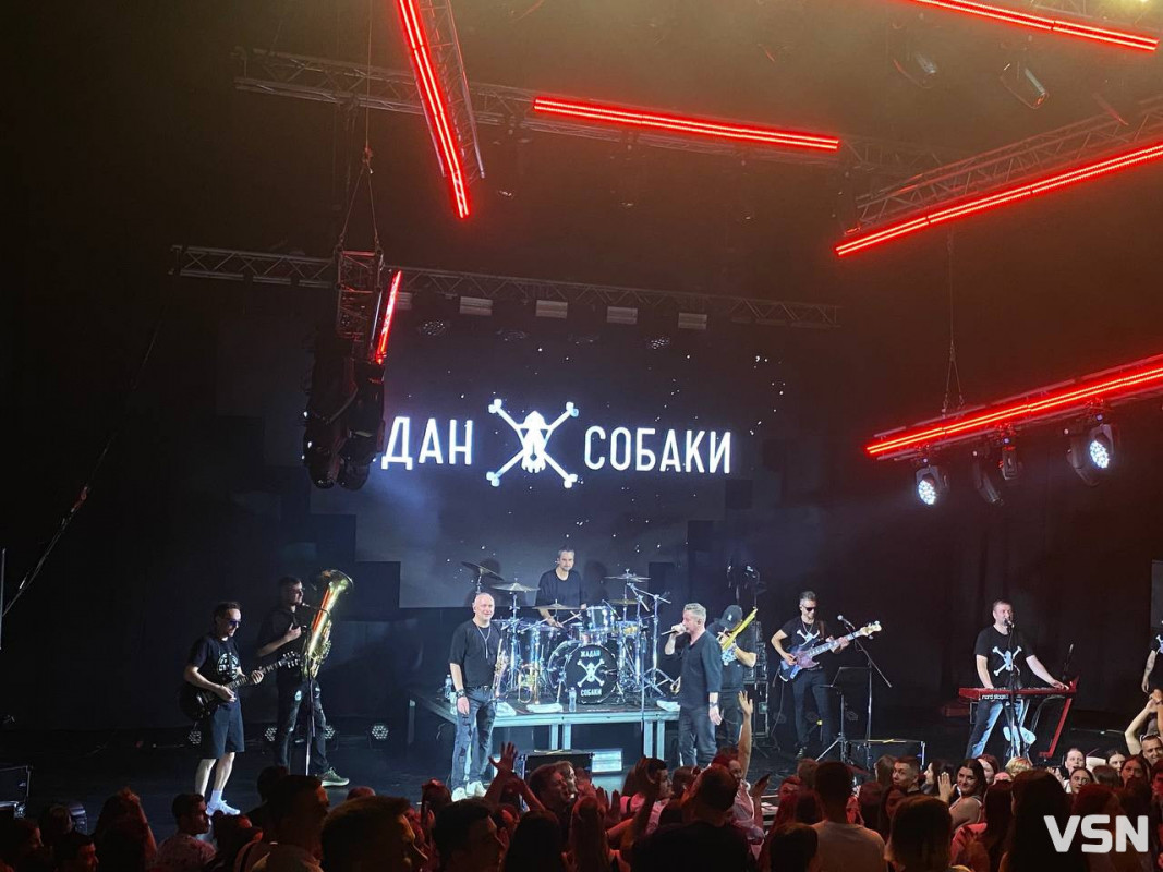 «Жадан і Собаки» виступили у Луцьку: освідчення зі сцени, розірваний тромбон і понад 100 тисяч на бронемобілі