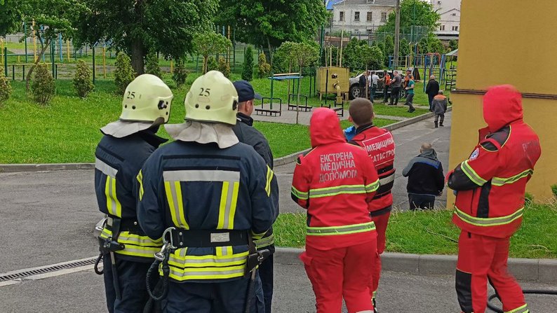 У Луцьку легковий автомобіль влетів у газопровід. Оновлено