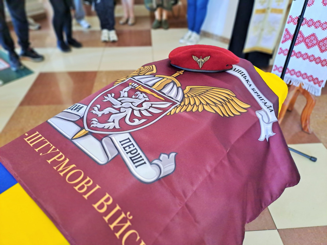 Слова «пізніше наберу» стали останніми: на Волині поховали Героя Віктора Лєньо
