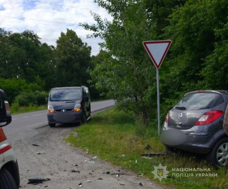 На Волині легковик злетів із дороги після зіткнення з мікроавтобусом: травмувалася 38-річна водійка