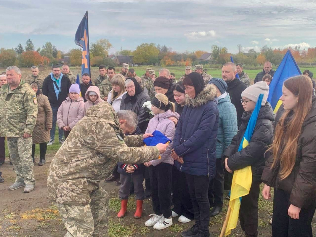 Коровай ділили на кладовищі: на Волині попрощалися з 22-річним Героєм Максимом Гуменюком