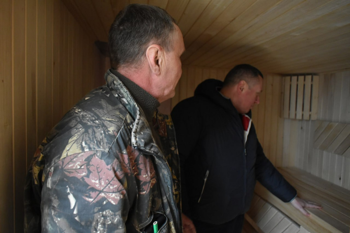 Жителі Луцького району з вантажівки зробили баню на колесах для військових