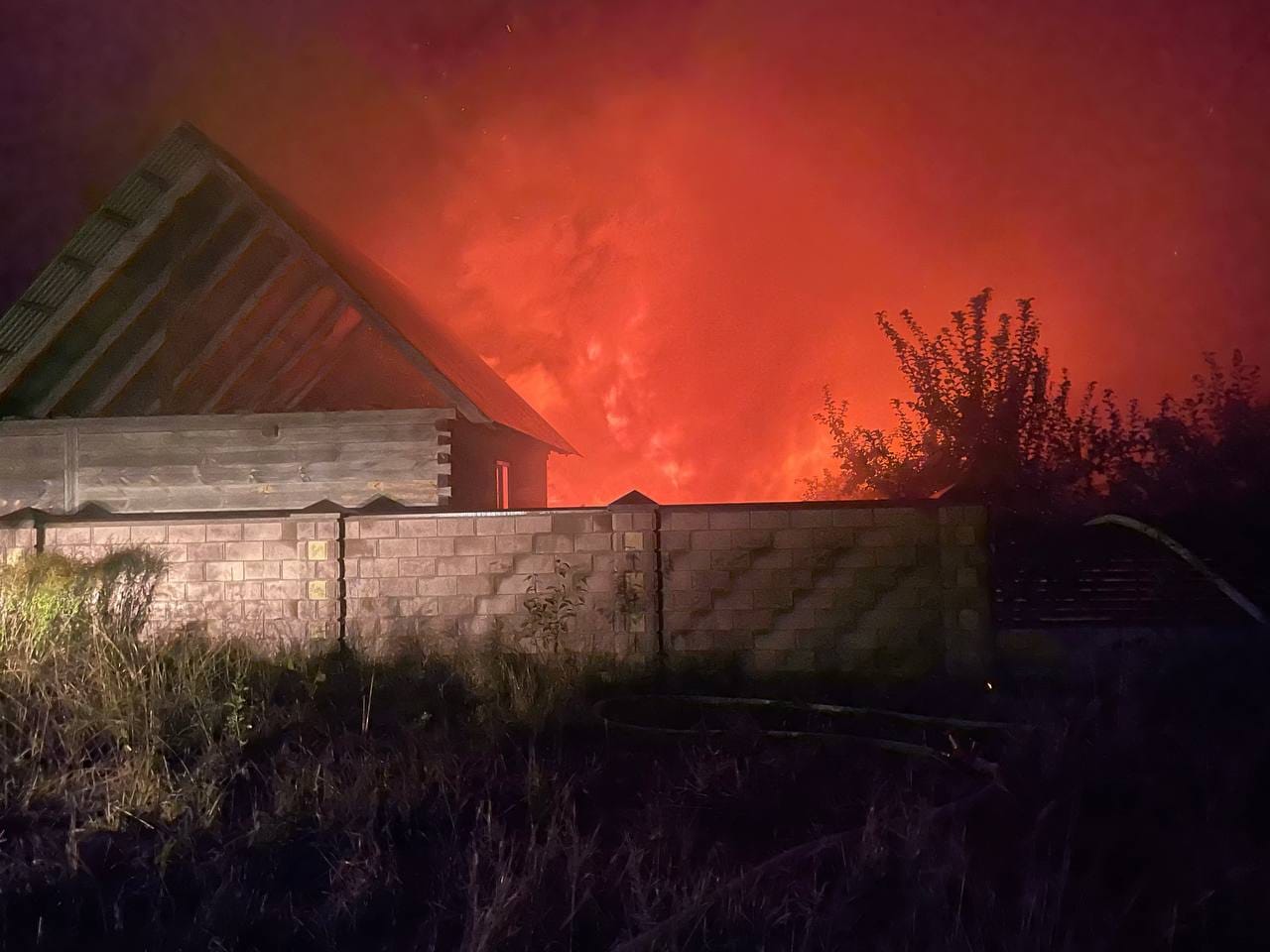 На Волині рятувальники майже 3 години гасили пожежу у господарській споруді