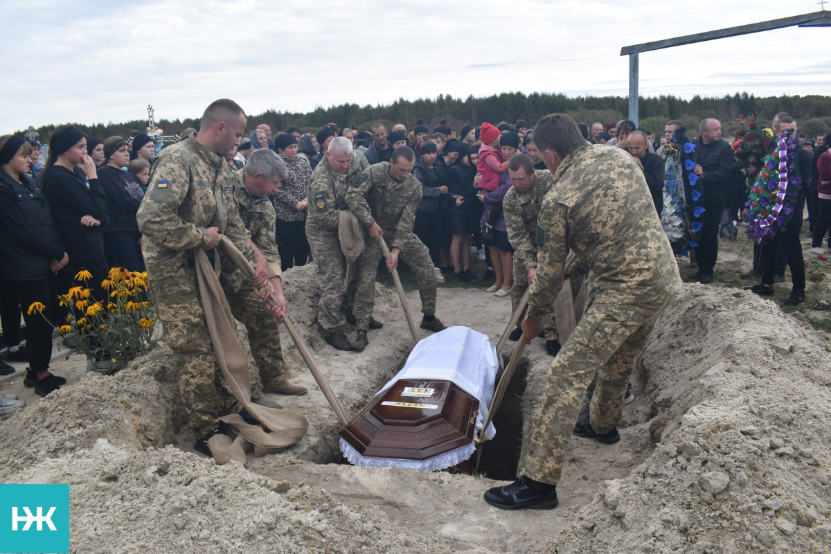 Маленька донечка втратила батька: на Волині провели в останню путь Героя Володимира Дарчича