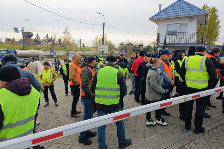 Вимагають розблокувати пункти пропуску: під польським консульством у Луцьку перевізники організували акцію протесту