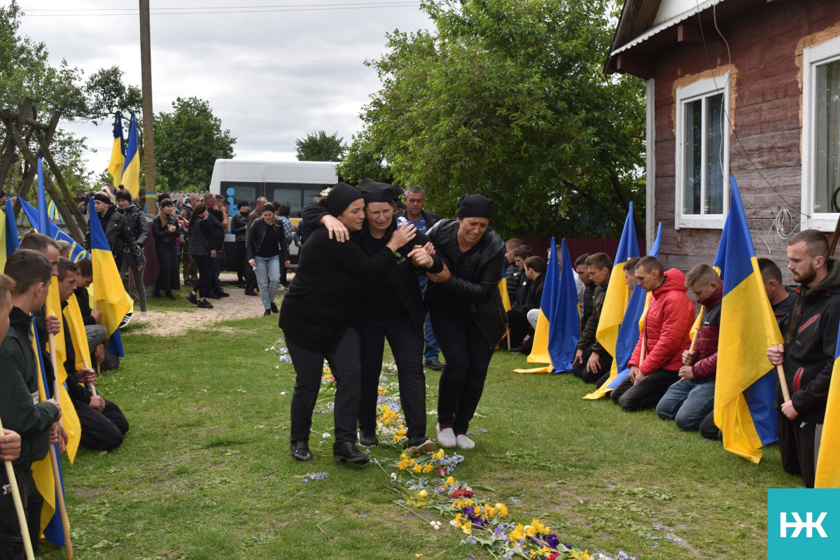 Трагічні Великодні свята: на Волині попрощалися із молодим Героєм Русланом Литвинчуком