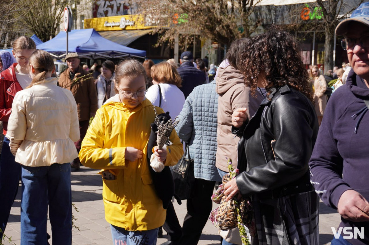 У Луцьку на Вербну неділю біля собору утворилися величезні черги