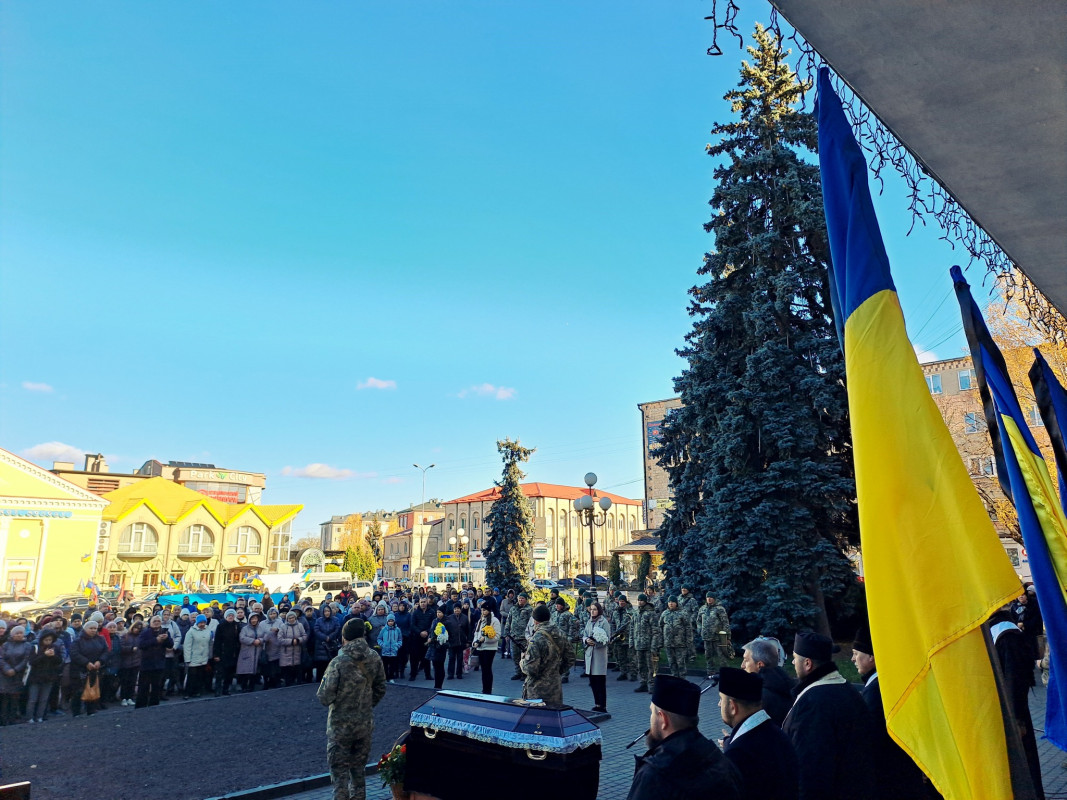 Коровай ділили на кладовищі: на Волині попрощалися з Героєм Максимом Хецером