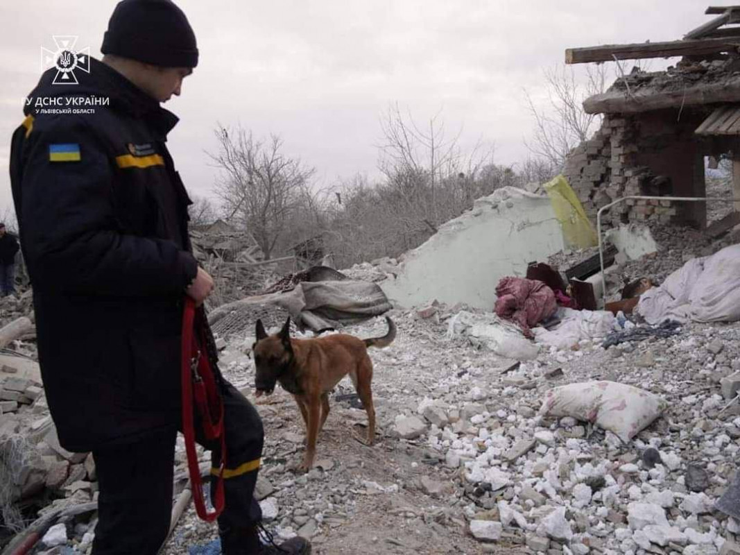 На Львівщині ракета впала у житловій зоні: є загиблі, під завалами можуть бути люди