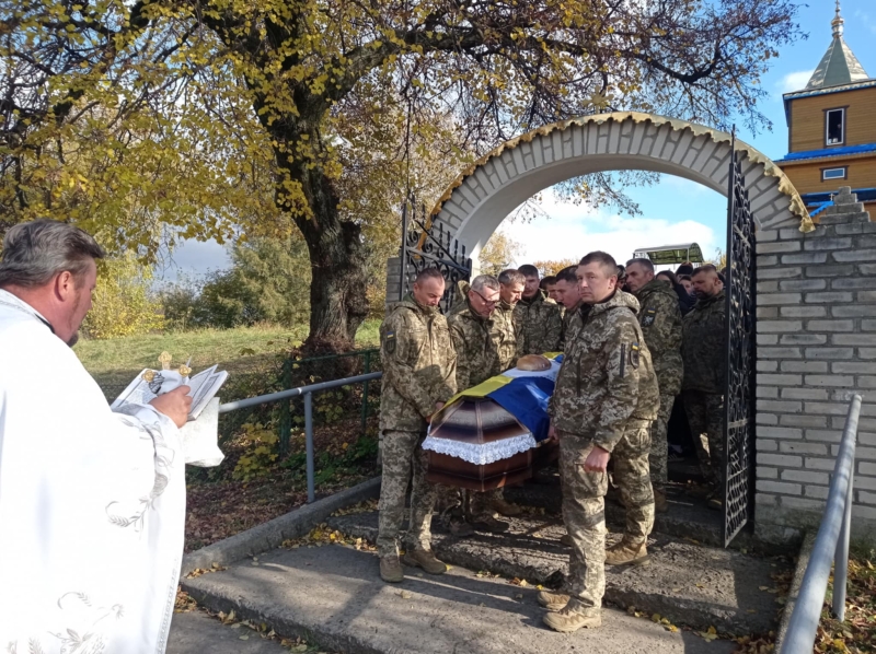 У батьків не стало сина, у дружини – чоловіка, у двох донечок – батька: на Волині провели в останню дорогу Героя Андрія Бобака