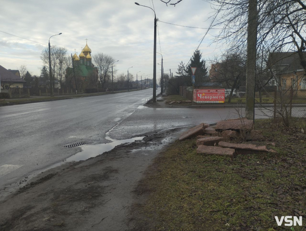 «Доводиться перестрибувати глибокі ями»: лучани скаржаться на тротуари вулиці Дубнівської