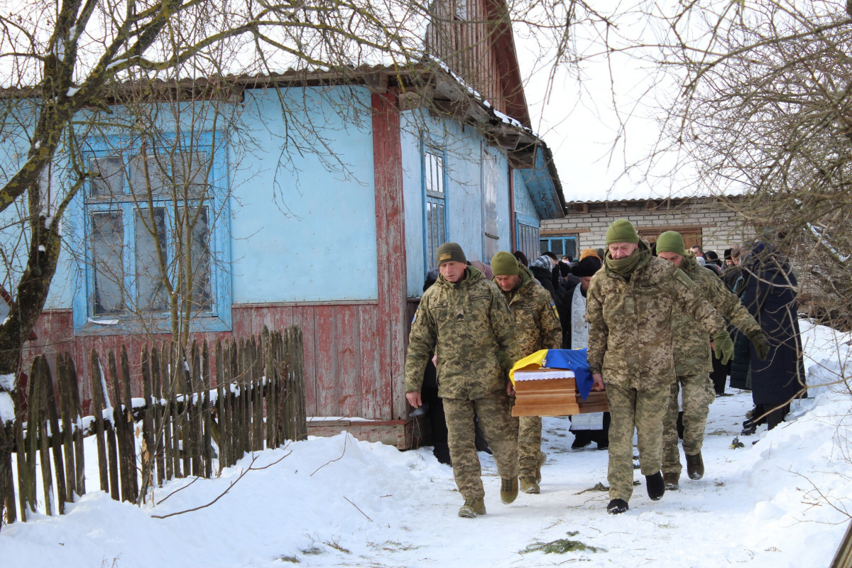 Загинув внаслідок удару ворожого безпілотника: на Волині попрощалися з Героєм Володимиром Лавренюком