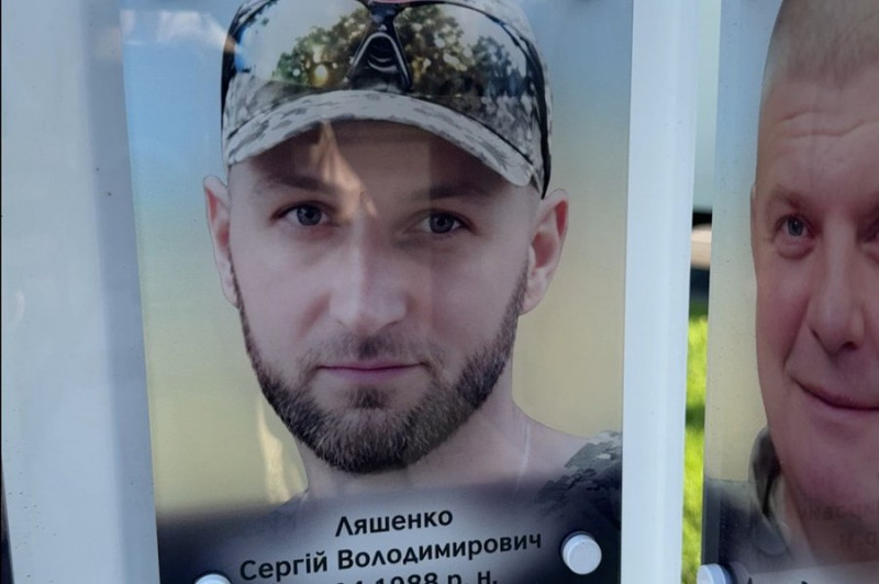 У центрі Луцька встановили фотостенд із понад 300 світлинами зниклих безвісти та полонених захисників